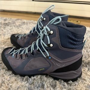 Women’s 10 Salewa Apline GTX Mid Hiking Boot